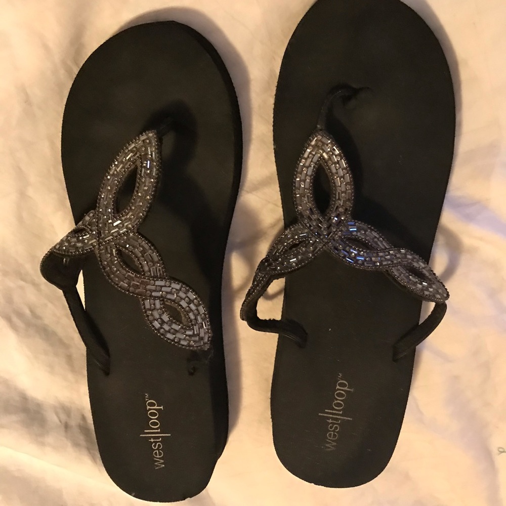 Wedged sandals with beads . Rubber bottom